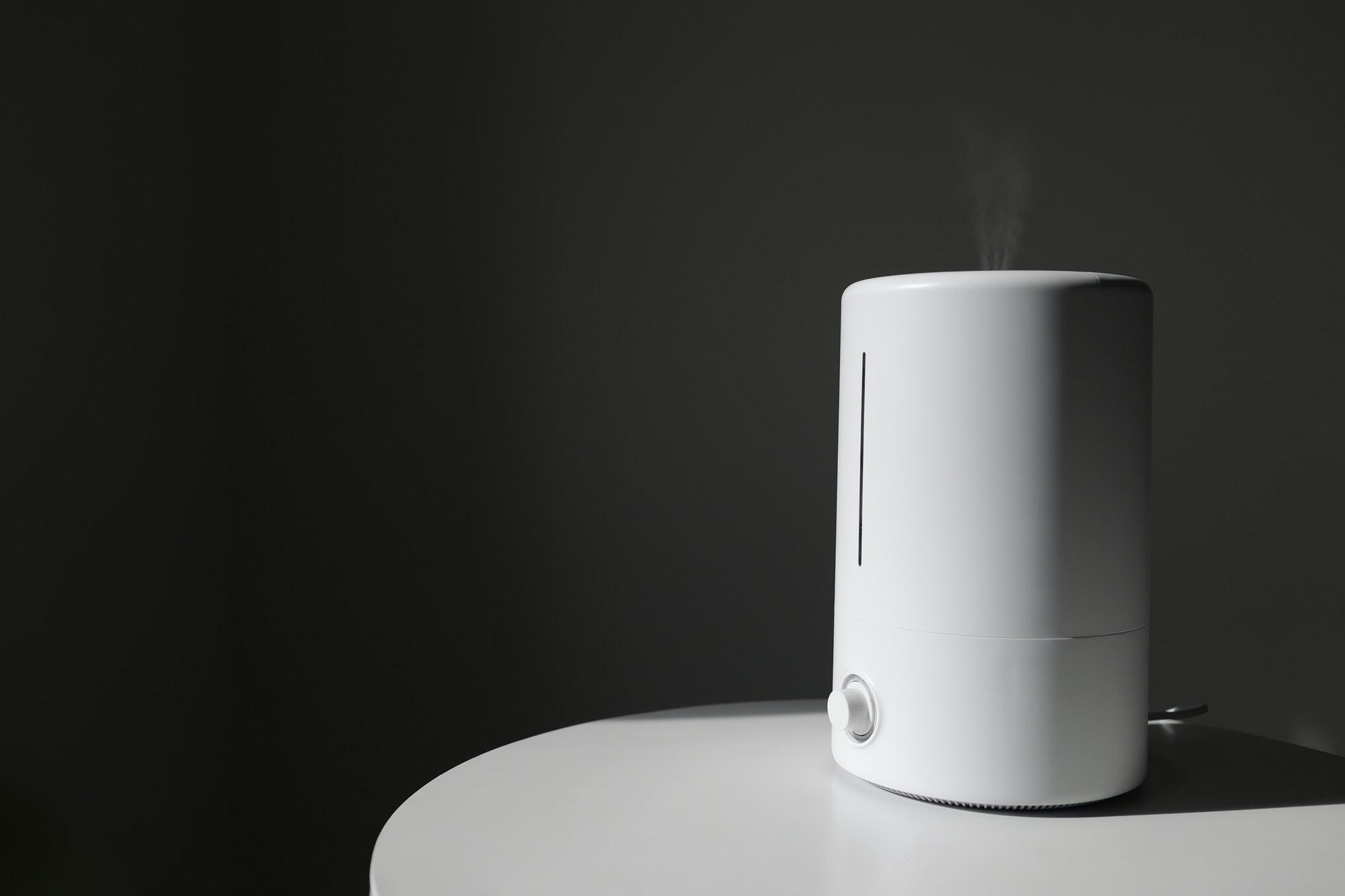 Diffuser, air purifier or humidifier releases strong stream of cold steam with essential oil at